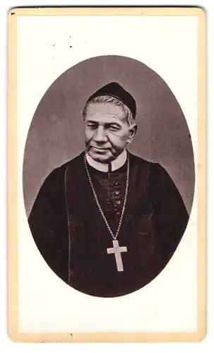 Fotografie unbekannter Fotograf und Ort, Portrait Geistlicher mit Kruzifix