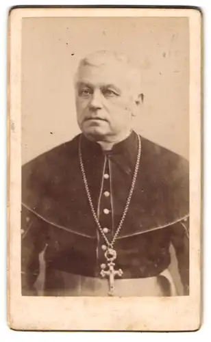 Fotografie unbekannter Fotograf und Ort, Portrait Kathol. Geistlicher mit Kruzifix