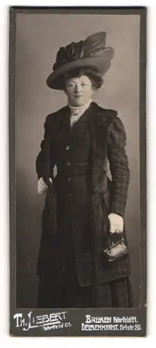 Fotografie Th. Liebert, Bremen, Portrait Dame mit modischem Hut