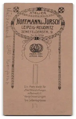 Fotografie Hoffmann & Jursch, Leipzig-Reudnitz, Kleinkind mit Matrosenmütze und Mützenband S.M.S. Kronprinz