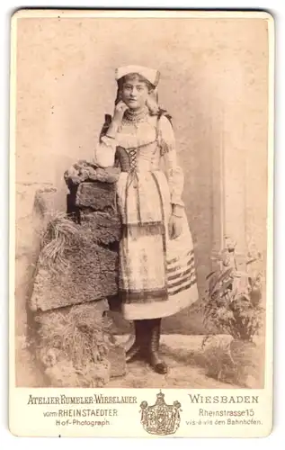 Fotografie Atelier Rumbler-Wirbelauer, Wiesbaden, Portrait junge Frau in Tracht