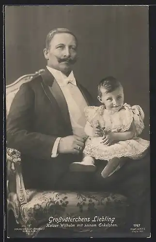 AK Kaiser Wilhelm II. im Abendanzug mit seiner Enkelin auf dem Schoss
