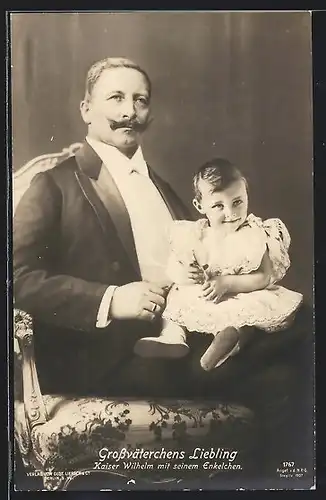 AK Kaiser Wilhelm II. im Abendanzug mit seiner Enkelin auf dem Schoss