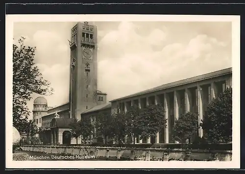 AK München, Vor dem Deutschen Museum