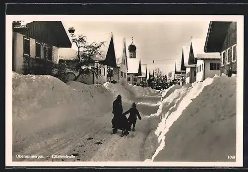 AK Oberammergau, Blick in die Ettalerstrasse im Schnee