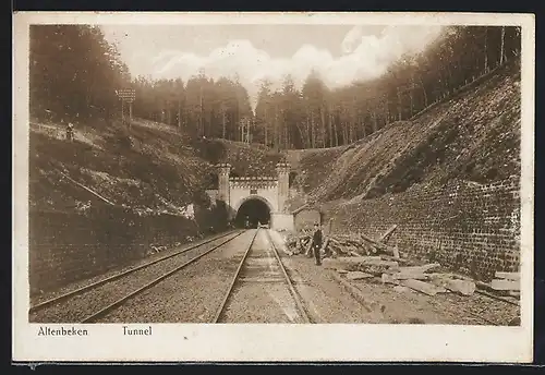 AK Altenbeken, Eisenbahntunnel mit Bahnmitarbeiter
