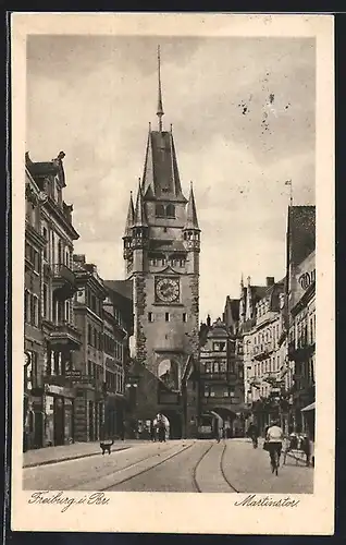 AK Freiburg im B., auf der Strasse unter dem Martinstor