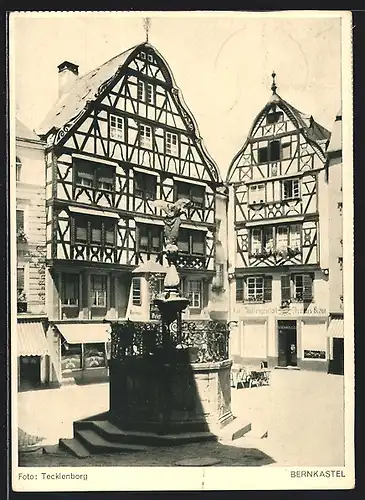 AK Bernkastel, alte Fachwerkhäuser, am Brunnen