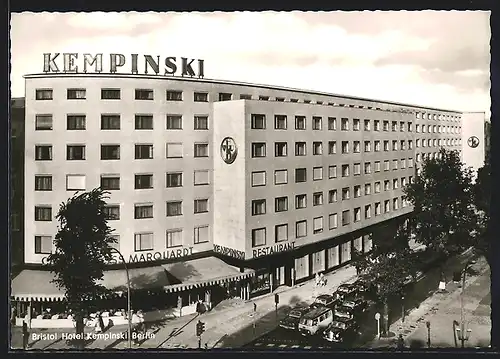 AK Berlin, Bristol Hotel Kempinski mit Strasse aus der Vogelschau