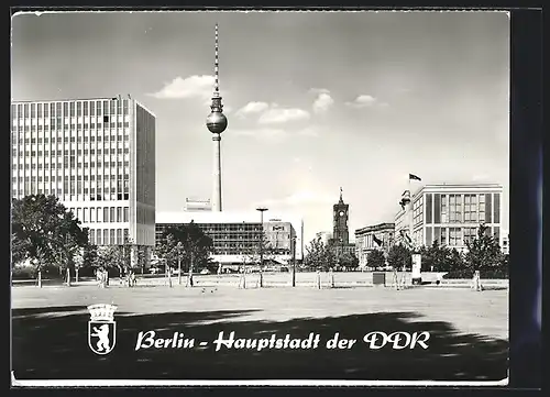 AK Berlin, Blick zum Marx-Engels-Platz, Wappen