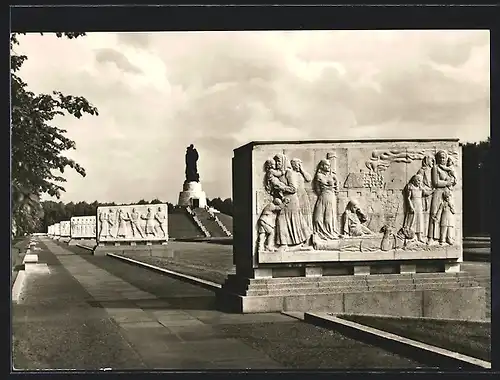 AK Berlin-Treptow, Sowjetisches Ehrenmal, Reliefs und Pavillon-Statue