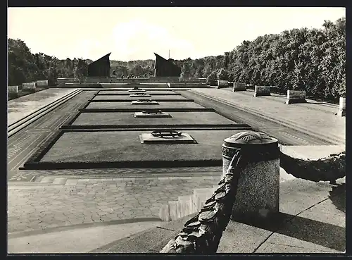 AK Berlin-Treptow, Sowjetisches Ehrenmal, Platten-Anlagen