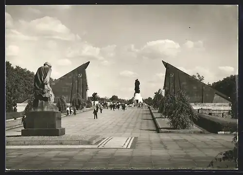 AK Berlin-Treptow, Sowjetisches Ehrenmal, Allee