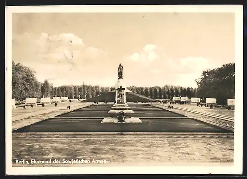 AK Berlin-Treptow, Sowjetisches Ehrenmal, Statue und Hügel