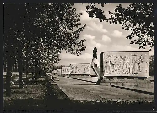AK Berlin-Treptow, Sowjetisches Ehrenmal, Reliefs und Statue