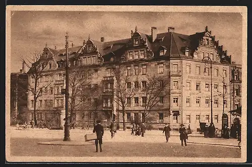 AK Nürnberg, Lebensversicherungs-Bank mit Passanten auf dem Vorplatz