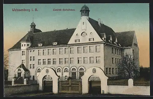 AK Weissenburg i. B., Central-Schulhaus mit Eingangstoren zum Hof