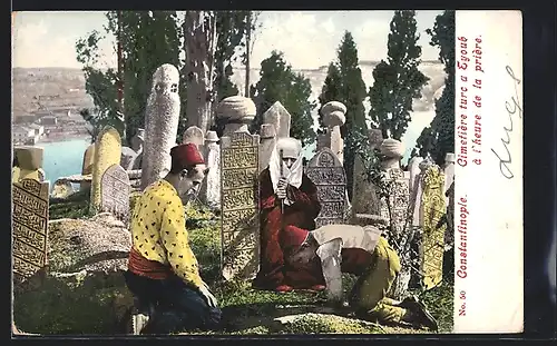 AK Constantinople, Cimetière turc a Eyoub à l`heure de la prière, Türken mit Frau auf dem Friedhof