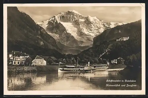 AK Interlaken, Binnenschiff passiert den Ort mit Heimwehfluh und Jungfrau