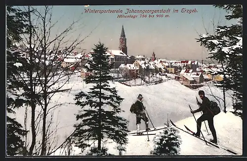 AK Johanngeorgenstadt im Erzgeb., Skifahrer blicken auf die eingeschneite Stadt