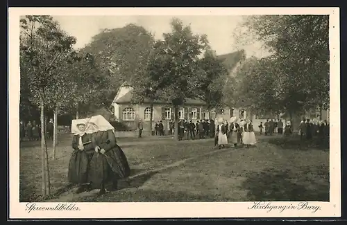 AK Burg /Spreewald, Frauen beim Kirchgang