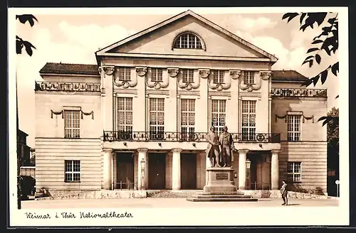 AK Weimar i. Thür., Nationaltheater mit Denkmal
