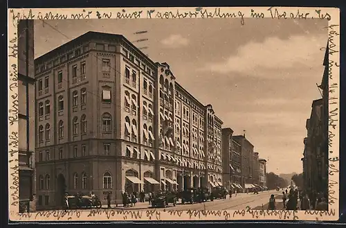 AK München, Hotel Vier Jahreszeiten mit Strasse und Passanten