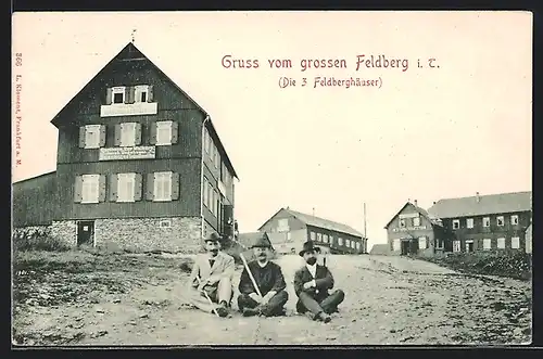AK Feldberg, Die drei Feldberghäuser mit drei Wanderern