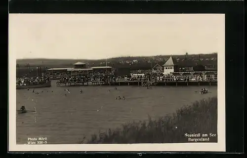 AK Neusiedl am See / Burgenland, Seesteg mit Besuchern und Badegästen