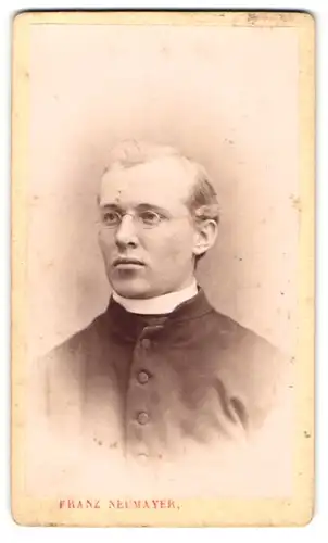 Fotografie Franz Neumayer, München, Portrait Geistlicher mit Brille in Talar