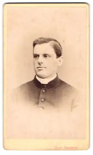 Fotografie Franz Neumayer, München, Portrait Geistlicher in Talar