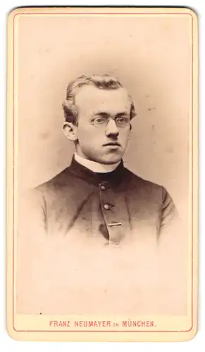 Fotografie Franz Neumayer, München, Portrait junger Geistlicher mit Brille in Talar