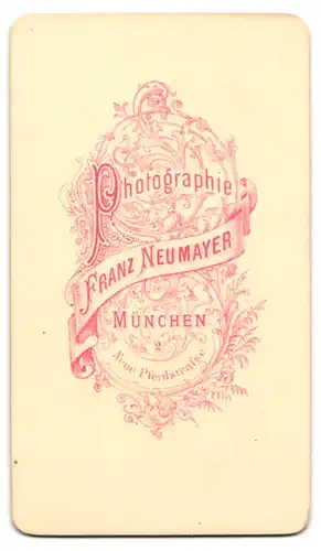 Fotografie Franz Neumayer, München, Portrait junger Geistlicher mit Brille in Talar