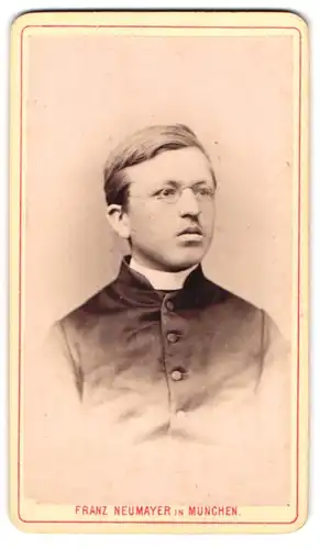 Fotografie Franz Neumayer, München, Portrait junger Geistlicher mit Brille in Talar