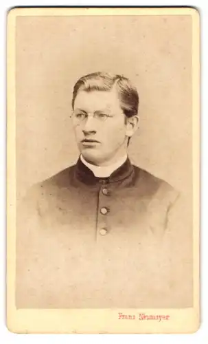 Fotografie Franz Neumayer, München, Portrait junger Geistlicher mit Brille in Talar