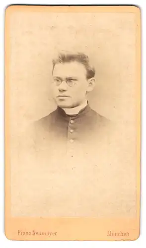 Fotografie Franz Neumayer, München, Portrait junger Geistlicher mit Brille in Talar