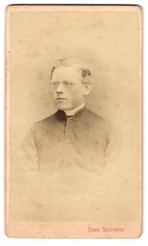 Fotografie Franz Neumayer, München, Portrait junger Geistlicher mit Brille in Talar