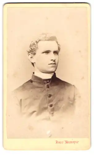 Fotografie Franz Neumayer, München, Portrait junger Geistlicher in Talar