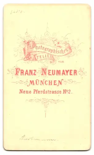 Fotografie Franz Neumayer, München, Portrait junger Geistlicher in Talar
