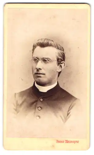 Fotografie Franz Neumayer, München, Portrait junger Geistlicher mit Brille in Talar