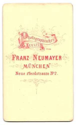 Fotografie Franz Neumayer, München, Portrait junger Geistlicher mit Brille in Talar