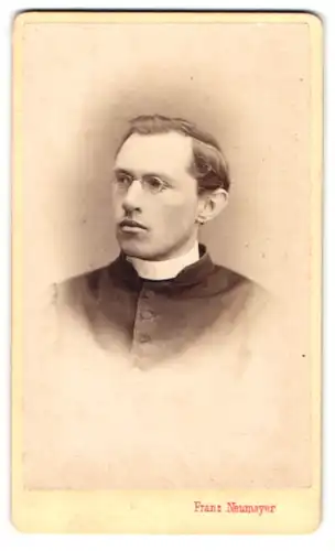 Fotografie Franz Neumayer, München, Portrait Geistlicher mit Brille in Talar