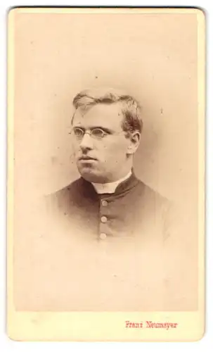 Fotografie Franz Neumayer, München, Portrait junger Geistlicher mit Brille in Talar