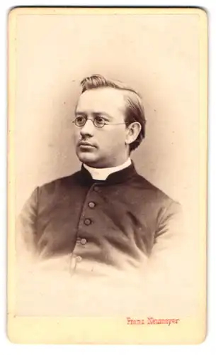 Fotografie Franz Neumayer, München, Portrait Geistlicher mit Brille in Talar