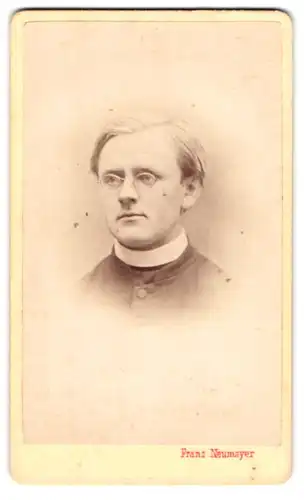 Fotografie Franz Neumayer, München, Portrait junger Geistlicher mit Brille in Talar