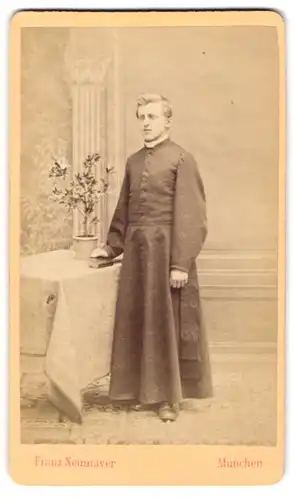 Fotografie Franz Neumayer, München, Portrait Pastor im Talar