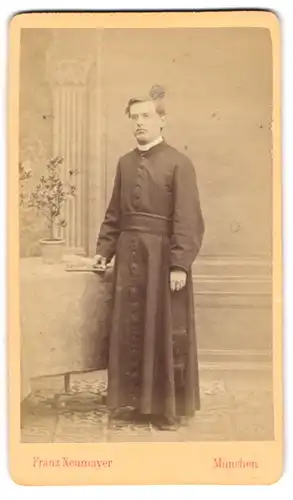 Fotografie Franz Neumayer, München, Portrait junger Pastor im Talar