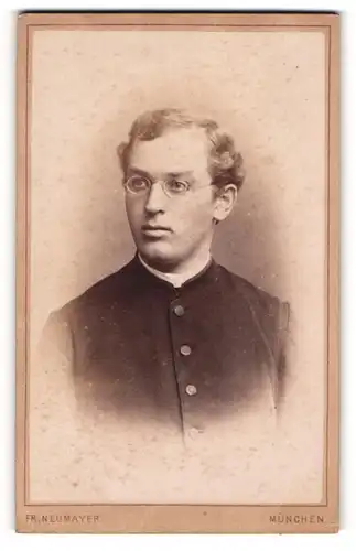 Fotografie Fr. Neumayer, München, Portrait Pastor zeitgenössisch frisiert mit Brille