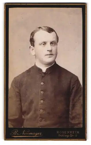 Fotografie B. Neumayer, Rosenheim, Portrait Geistlicher mit gescheitelter Frisur