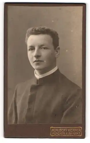 Fotografie Adalbert Werner, München, Portrait Geistlicher im Talar